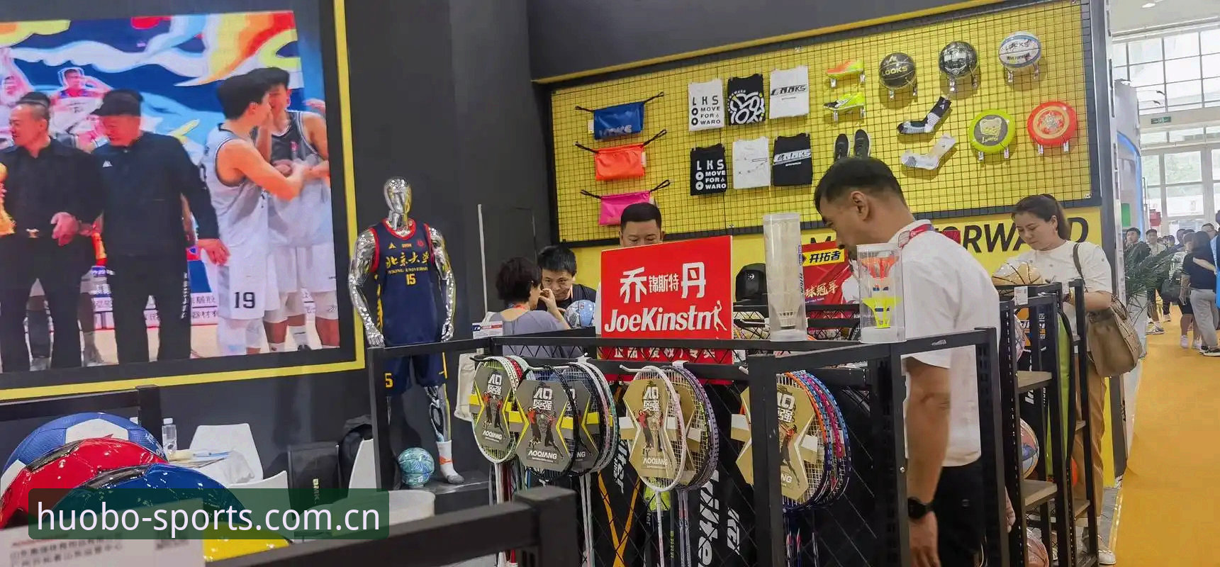 hb火博体育）定位为“全球主流赛事数据与实况资讯整合平台”。与市面上其他工具相比，它最大的特点在于将数据统计与视频直播进行了深度融合。很多用户，比如经常泡在体育论坛的老用户张磊，反馈说：“以前看球得同时开两个APP，一个看数据，一个看画面，现在hb火博体育一个界面就能搞定。”这种集成度正是其核心竞争力。